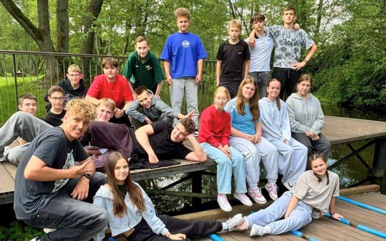 Piknik przyjaźni pod dworskimi drzewami