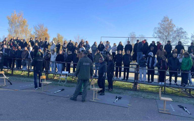 Jaunieji pasieniečiai išbandė taiklumą šaudymo varžybose