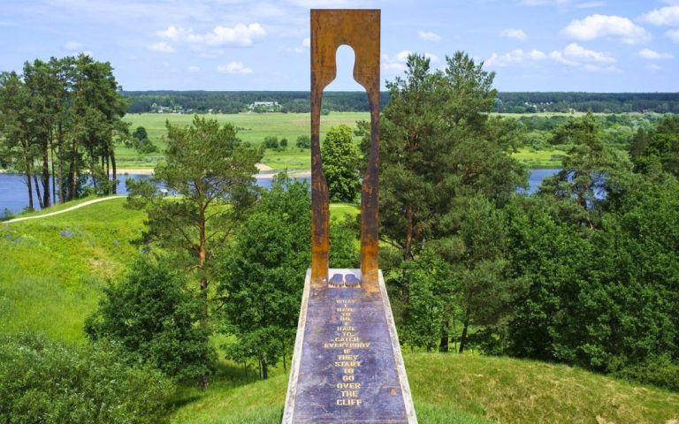 „Rugiuose prie bedugnės: mūsų Holdenas“