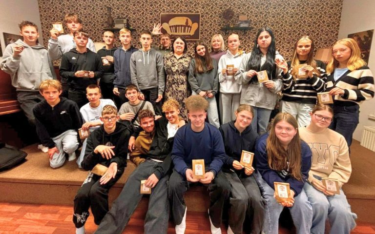 IG klasės mokiniai – stiklo papuošalų dirbtuvėse