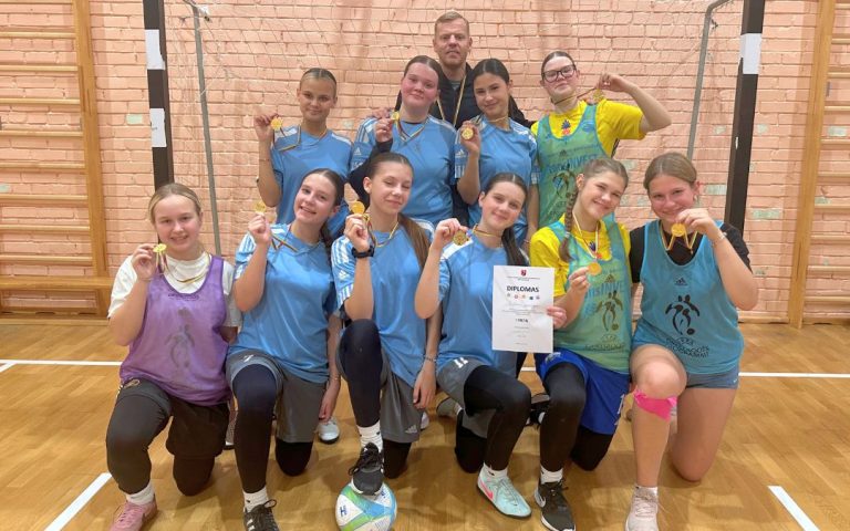 Merginų futbolo komanda – zoninių žaidynių čempionė!