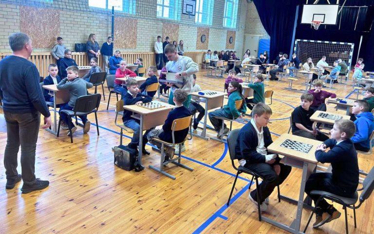 Gimnazijos mokiniai – prizininkai šaškių varžybose