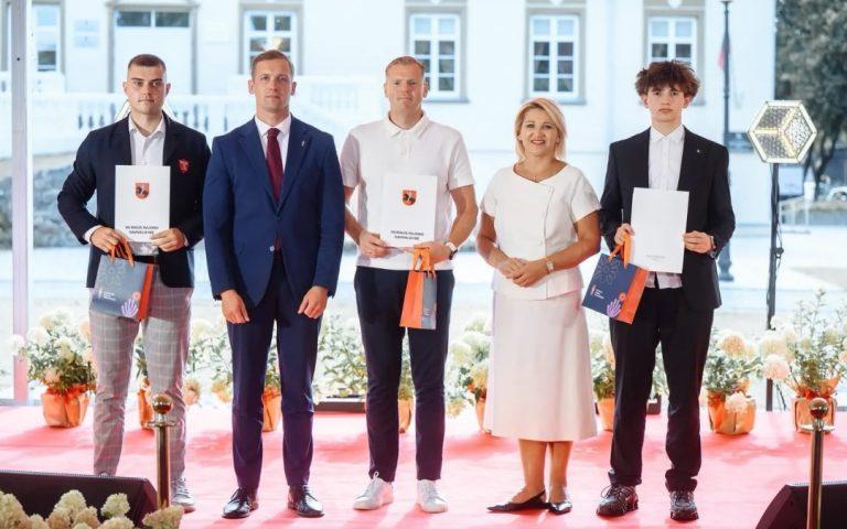 Mokiniai ir mokytojas pagerbti už sportinius pasiekimus